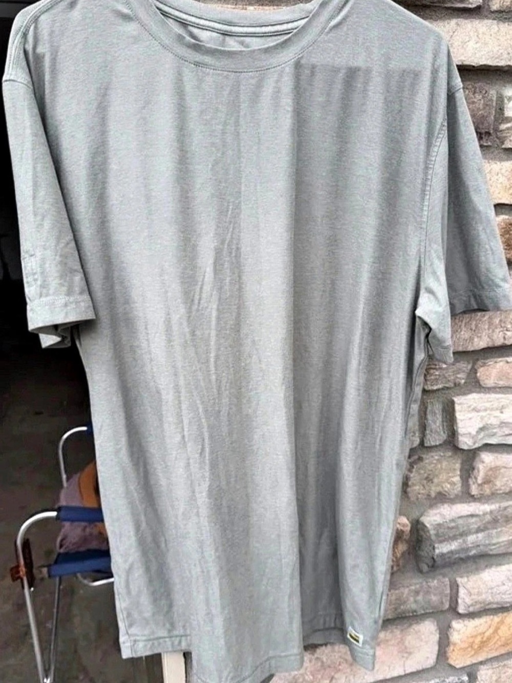 Men’s light gray VUORiU workout top large.